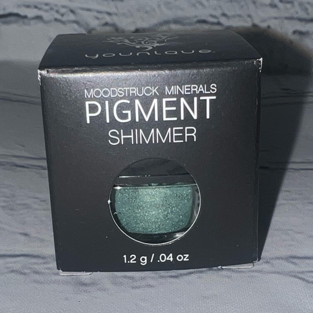 Younique Green Eyeshadow Shimmer Pigment-Dignified